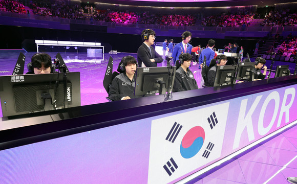 28일 2022 항저우 아시안게임 e스포츠 LoL 준결승전에서 한국이 중국에 맞서 경기 준비를 하고 있다. ⓒ 연합뉴스