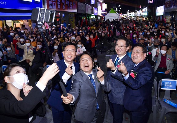 2022년 10월 14일 광산구 1913송정역시장 앞 광산로에서 열린 '광주송정역세권 상권르네상스 시대' 개막행사에 강기정 광주광역시장, 이용빈 국회의원, 박병규 광산구청장, 정무창 광주시의회 의장 등이 참석해 축하했다. ⓒ광주시