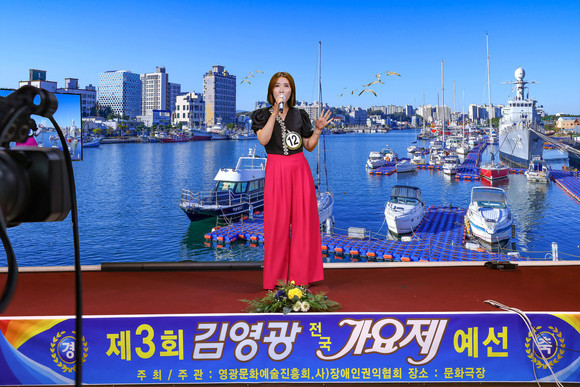 지난 9월 23일 포항 장성동 문화극장에서 개최된 제3회 김영광가요제 예선전에 한 출연자가 열창하고 있다. = 김진호 기자