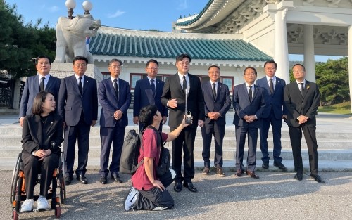 더불어민주당 지도부가 현충원 참배를 하고 인터뷰를 하고 있다. ⓒ 의원사무실