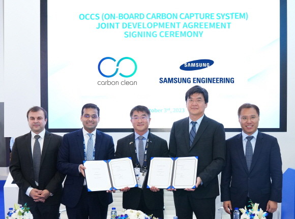 카본클린과의 협약식 사진. 남궁 홍 삼성엔지니어링 사장(가운데)과 아니루다 샤르마 카본클린 사장(좌측 두번째) 등 양사 경영진이 기념 촬영하고 있다. © 삼성엔지니어링