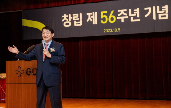 허일섭 GC 회장이 5일 경기도 용인 본사에서 열린 창립 56주년 기념식에서 창립기념사를 하고 있다. © GC