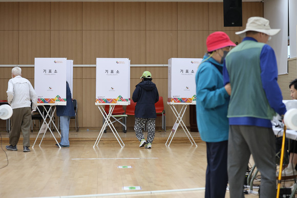 서울 강서구청장 보궐선거 사전투표가 시작된 6일 오전 방화1동 주민센터에 마련된 투표소에서 시민들이 투표하고 있다. ⓒ 연합뉴스