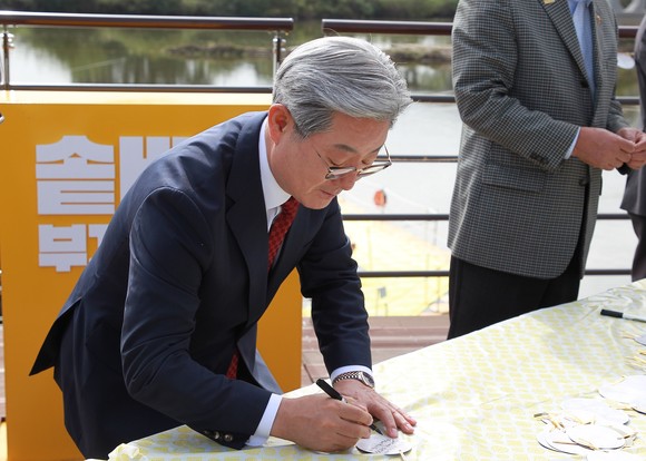 오태완 군수가 소원지에 2023 의령리치리치페스티벌 성공 기원을 작성하고 있다. ⓒ 프라임경제