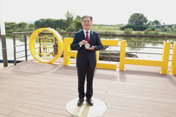 오태완 의령군수가 대한민국 부자 1번지 동판 위에서 소원지를 들어 보이고 있다. ⓒ 프라임경제