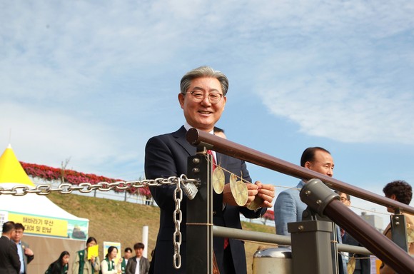 오태완 군수가 작성한 소원지를 매달고 있도 있다.ⓒ 프라임경제