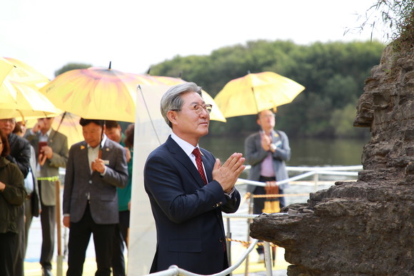 오태완 의령군수가 솥바위에서 관람객들의 안전을 기원하고 있다. ⓒ 프라임경제