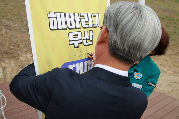오태완 의령군수가 해바라기 우산 대여 무료를 강조하고 있다. ⓒ 프라임경제