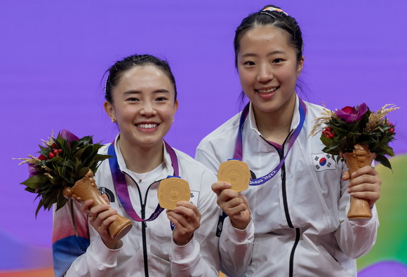 2022 항저우 아시안게임 탁구 여자복식 종목에서 금메달을 확보한 전지희, 신유빈 선수. ⓒ 연합뉴스