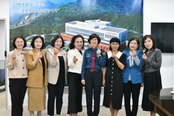 순천지역 봉사단체인 '참수리어머니회'회원 3명에게 감사장을 전달했다.ⓒ 순천경찰서