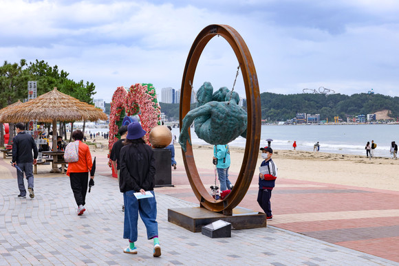 영일대해수욕장에서 '포항스틸아트페스티벌' 전시 작품을 관람하는 방문객과 시민들. = 김진호 기자