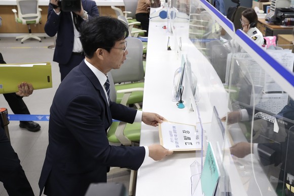 10일 박병규 광산구청장이 광주 광산경찰서 민원실 앞에서 기자회견을 열고 공단의 '광산경찰서 공문 무단삭제' 건에 대한 입장문 발표와 함께 형사고발장을 직접 접수했다. Ⓒ 광산구