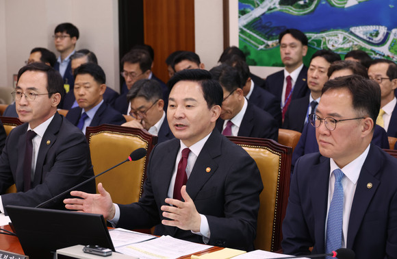 원희룡 국토교통부 장관이 10일 국회에서 열린 국토교통위원회 국정감사에서 의원 질의에 답변하고 있다. ⓒ 연합뉴스
