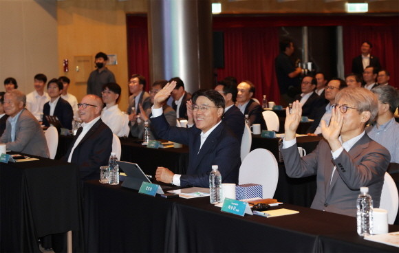 최정우 포스코그룹 회장이 지난 7월24일 서울 강남구 포스코센터에서 열린 '2023 포스코 기업시민 데이(DAY)' 행사에서 포항, 광양 지역에서 영상으로 참석한 그룹사 임직원들과 인사하고 있다. ⓒ 포스코그룹