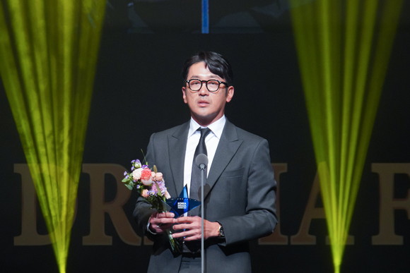 2022 코리아드라마어워즈에서 대상을 수상한 배우 하정우. ⓒ 코리아드라마페스티 사무국