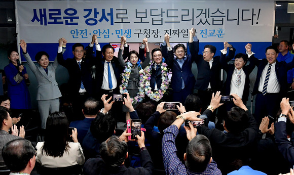 진교훈 더불어민주당 강서구청장 보궐선거 후보가 11일 강서구 마곡동 캠프사무실에서 당 지도부와 함께 인사하고 있다. ⓒ 연합뉴스
