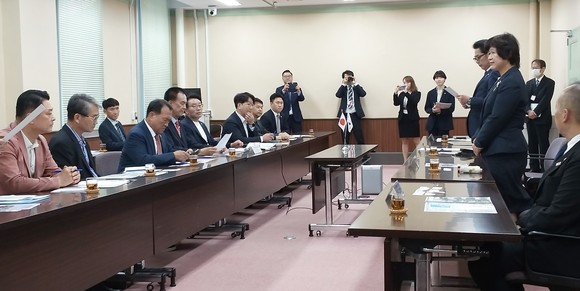 오사카부의회 방문 운영위원회 간담회 개최 모습. ⓒ 의회사무국