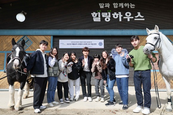연세대학교와 연계해 개설된 사회봉사 교과목(치유와 회복-재활승마) 수강생들이 한국마사회를 방문해 봉사활동과 안전교육을 진행했다. ⓒ 한국마사회