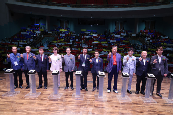 2023년 경북4-H 한마음대회에 참석한 내빈과 회원들이 퍼포먼스를 하고 있다. = 김진호 기자