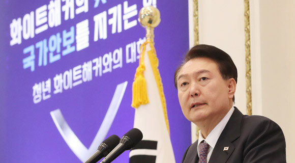 윤 대통령은 행사에 앞서 스마트시티를 모사한 모의환경에 대한 해킹 방어에 대한 시연을 참관하며 사이버 공격에 대응하는 화이트 해커의 역할과 중요성을 확인했다. ⓒ 연합뉴스