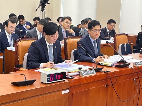 지난 11일 국회 정무위원회 국정감사에 출석한 (왼쪽)김소영 금융위원회 부위원장과 (오른쪽)김주현 금융위원회 위원장. = 이정훈 기자