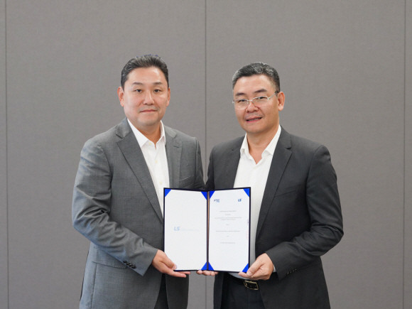 서울 용산구 LS용산타워에서 이상호 LS전선아시아 대표(왼쪽)와 르 만 쿠옹(Le manh Cuong) PTSC 사장이 기념촬영을 하고 있다. ⓒ LS전선