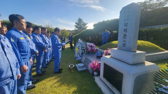 포스코 노조가 지난 10일 서울 동작구 국립서울현충원에서 중앙노동위원회 조정 신청에 대한 기자회견을 가진 후 고(故) 박태준 초대 회장의 묘소에 참배하고 있다. ⓒ 포스코 노조