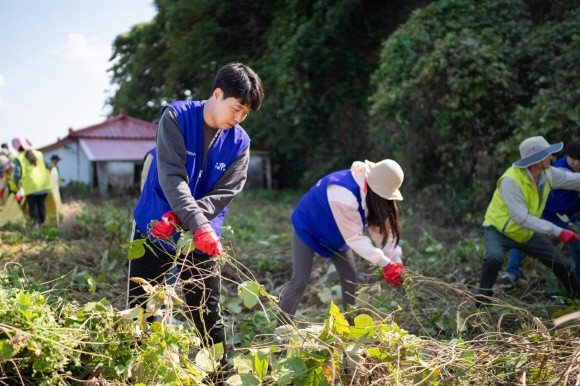 효성첨단소재 임직원이 충남 서천군 유부도에서 생물다양성 보전 활동을 진행하고 있다. ⓒ 효성첨단소재