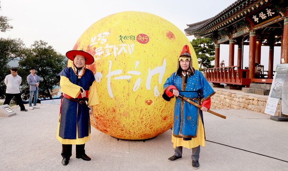가을밤 충청수영성을 빛낸 '2023 보령 문화재야행'에서 김동일 시장(오른쪽)과 박상모 의장(왼쪽)이 기념촬영을 하고 있다. ⓒ 보령시