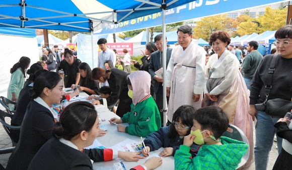 지난 14일 제11회 다문화 대축제장에 오성환 당진시장이 전통악기 만들기 체험장에 함께하고 있다. ⓒ 당진시