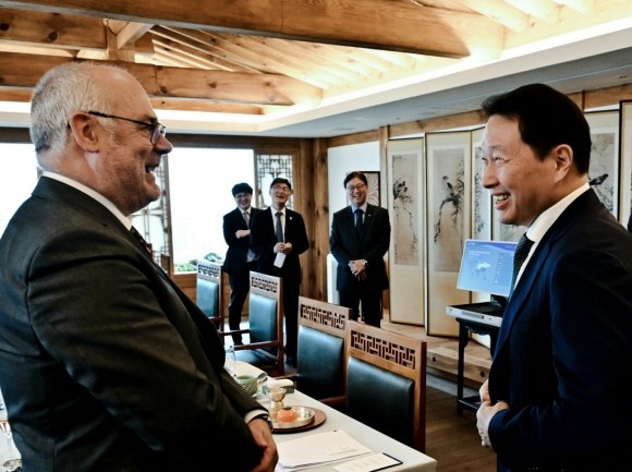 최태원 SK그룹 회장(오른쪽)이 지난 13일 서울 종로구 SK서린빌딩을 찾은 알라르 카리스 에스토니아 대통령을 반갑게 맞이하고 있다. ⓒ SK그룹