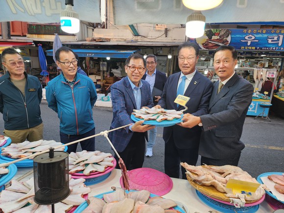 지난 15일 포항죽도시장을 방문한 이상휘 전 청와대춘추관장과 재대구포항향우회 회원들 모습. = 김진호 기자