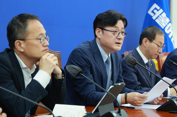 홍익표 더불어민주당 원내대표가 17일 국회에서 열린 국정감사대책회의에서 발언하고 있다. ⓒ 연합뉴스