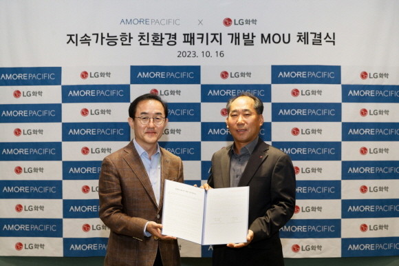 '지속가능한 친환경 패키지 개발 MOU 체결식'에 참가한 양선민 LG화학 NCC·PO사업부장 전무(오른쪽), 강명구 아모레퍼시픽 SCM유닛장 전무. ⓒ LG화학
