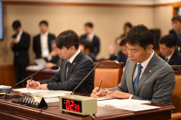 이복현 금융감독원장이 17일 오전 서울 여의도 금융감독원에서 열린 금감원에 대한 국회 정무위원회 국정감사에서 위원들 질의를 듣고 있다. = 장민태 기자