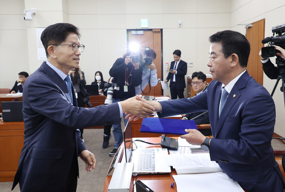 선서문 제출하는 김문수 경사노위 위원장. ⓒ 연합뉴스
