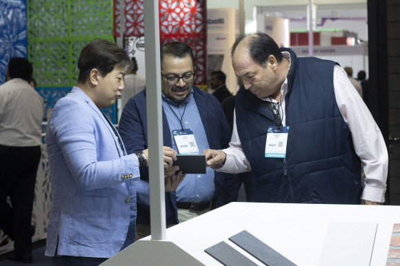 멕시코 건축 박람회(EXPO CIHAC) 동국씨엠 부스를 방문한 바이어가 럭스틸을 만져보고 있다. ⓒ 동국제강
