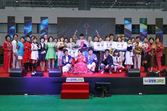 지난 16일 포항실내체육관에서 개최된 제3회 김영광가요제 본선 참가자와 초청가수, 추진위원들이 기념촬영을 하고 있다. = 김진호 기자