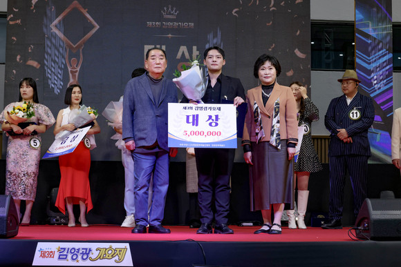 제3회 김영과가요제에서 대상을 수상한 박건우 씨가 김영광 작곡가와 기념사진을 찍고 있다. = 김진호 기자