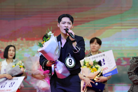 제3회 김영광가요제에서 대상을 수상한 박건우 씨가 '꽃보'를 열창하고 있다. = 김진호 기자