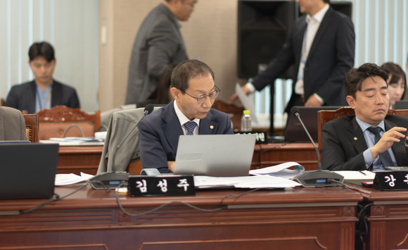김성주 더불어민주당 의원이 자료를 살피고 있다. = 장민태 기자