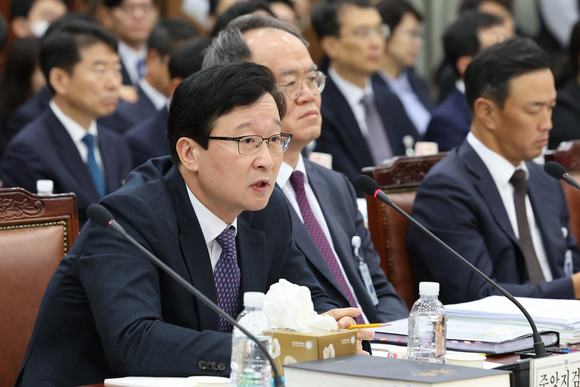 송경호 서울중앙지검장이 17일 서울고등검찰청에서 열린 국회 법제사법위원회 국정감사에서 답변하고 있다. ⓒ 연합뉴스