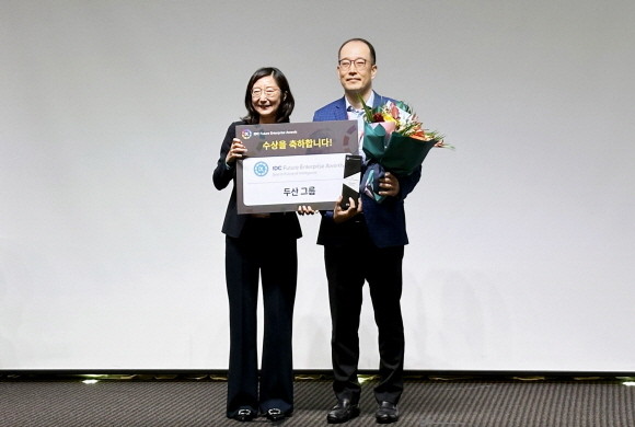 시상식이 끝나고 DDI HoD 조직을 총괄하는 로버트오 부사장(오른쪽)이 한은선 한국IDC 지사장과 기념사진을 촬영하고 있다. ⓒ 두산