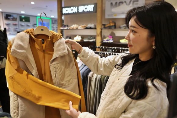 롯데백화점과 롯데아울렛이 올가을 대규모 아우터 행사를 진행해 고객을 맞이한다. © 롯데쇼핑