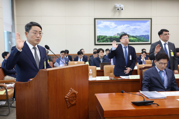 김철희 세아베스틸 대표가 17일 국회에서 열린 환경노동위원회 국정감사에서 증인 선서를 하고 있다. ⓒ 연합뉴스