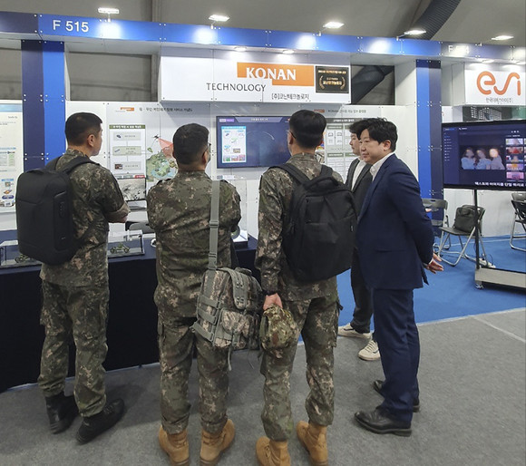 코난테크놀로지가 지난 17일 개막한 'DUPEX KOREA 2023'에서 코난 와처 기반으로 개발한 '군사형 지능형 플랫폼'을 선보이고 있다. ⓒ 코난테크놀로지