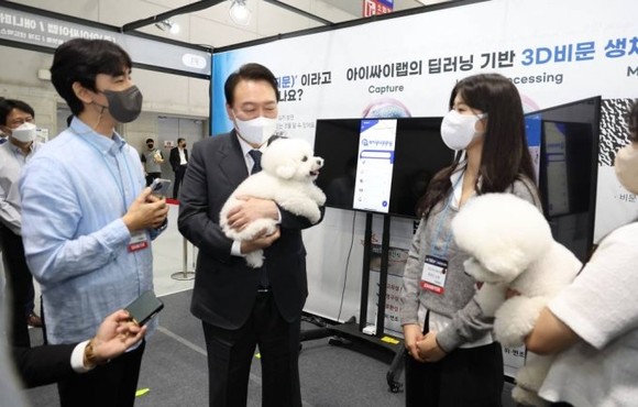 지난달 28일 윤석열 대통령이 광주 AI TECH+ 박람회에서 비문 기반 반려견 인식기술과 관련해 대화하고 있다. ⓒ 대통령실통신사진기자단