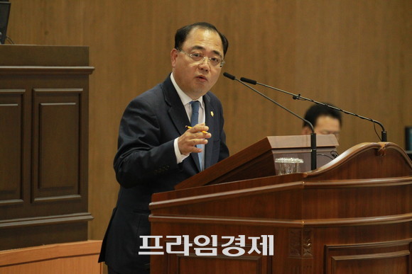 이규섭 진주시의원이 조규일 진주시장에게 남부내륙고속철도 당초 계획대로 착공돼야 할 것을 주문하고 있다. ⓒ 프라임경제