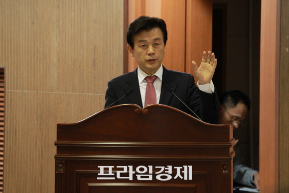 조규일 진주시장이 오는 11월3일 시장·군수 협의회에 제안하기 위한 조속 추진 요청을 해놓은 상태라고 설명하고 있다. ⓒ 프라임경제