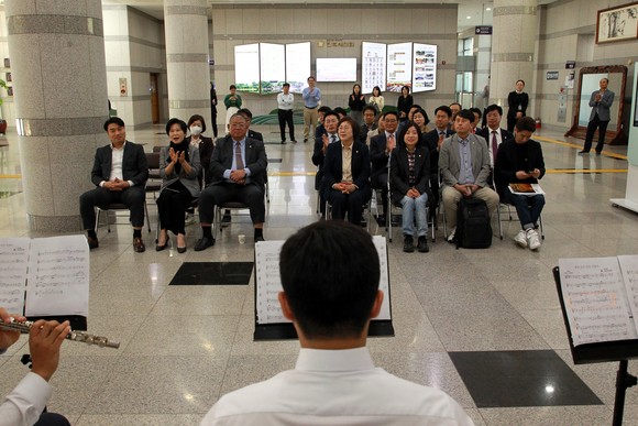 제7회 진주시의회 작은음악회가 본관에서 열리고 있다. ⓒ 프라임경제